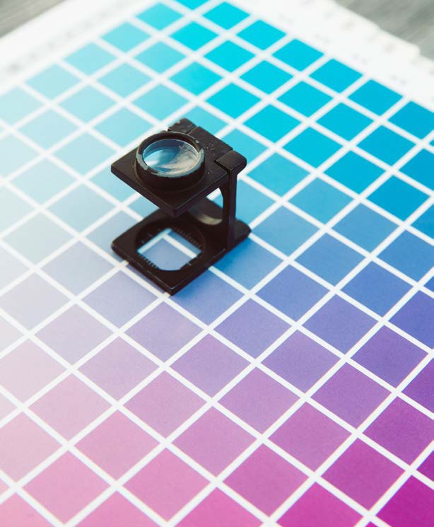 Lupa cuentahilos sobre carta de color